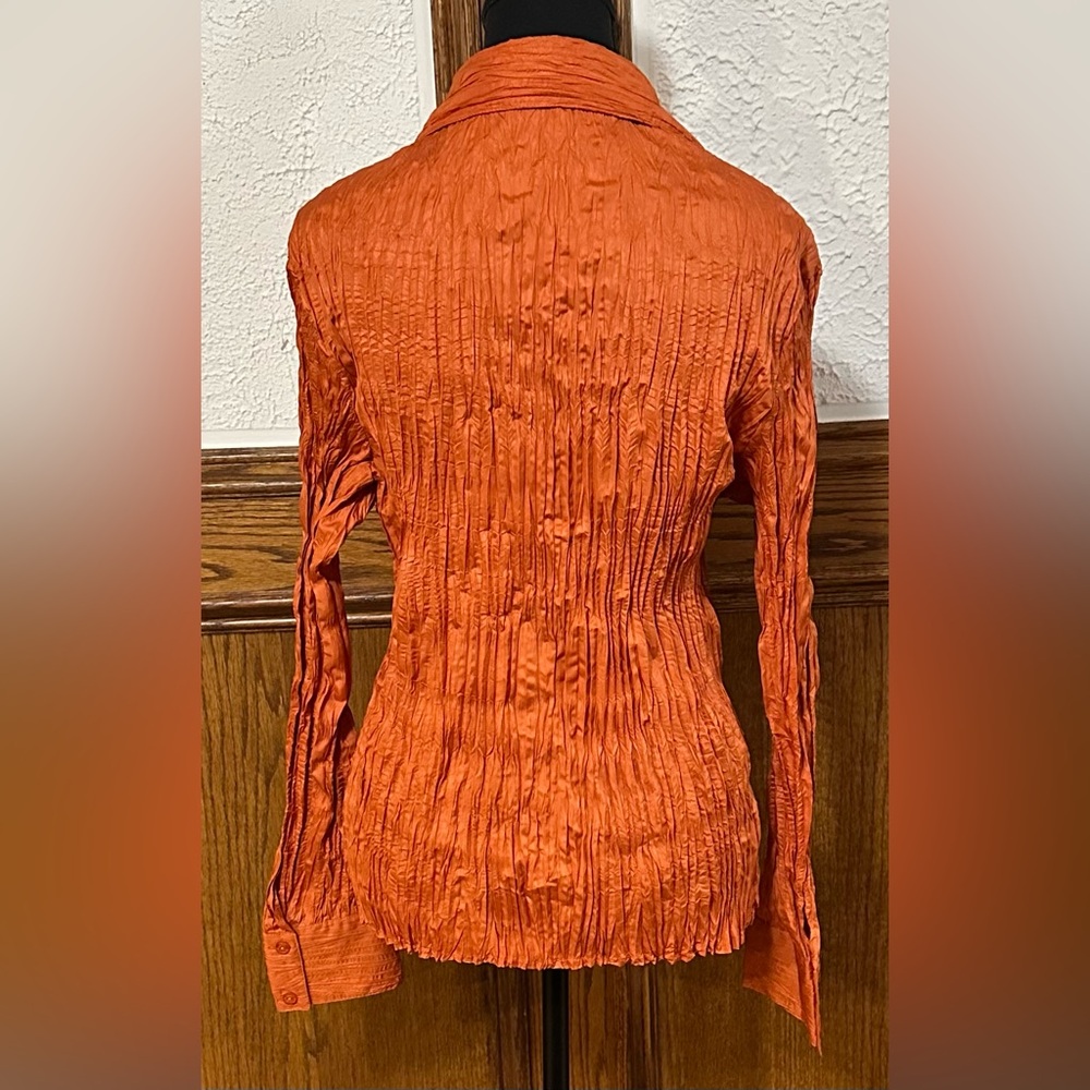 ‼️3 for $30 or purchase sep. - NWOT Clara Women's Crinkle Button-Down Shirt - Picture 2 of 15